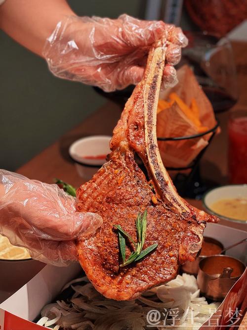 亚当斯社媒分享：战斧劈扣后犒劳自己一顿中餐羊肉串