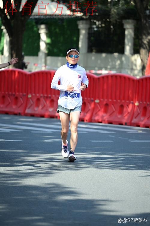 骑行拉萨的全运会笼式足球花甲志愿者 骑行拉萨的全运会笼式足球花甲志愿者